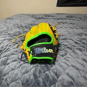 * Limited Edition* Wilson Baseball Glove A2000® 1786 Savannah Banana 1975 11.75”